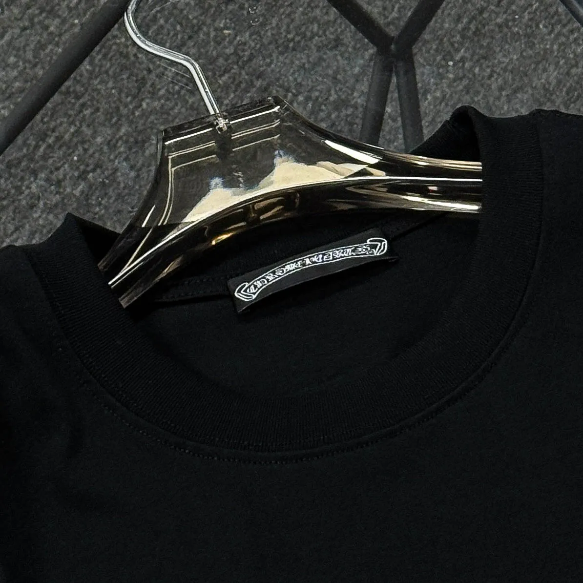 P180 Chrome Hearts Chrome Hearts 25 high-end versions. The fabric is made of 300 grams of high-density pure cotton. It does not deform or shrink. It has three labels. It is the same style for men and women. Technology: suede foaming + digital printing. Color: white, black. SIZE: S-XL.